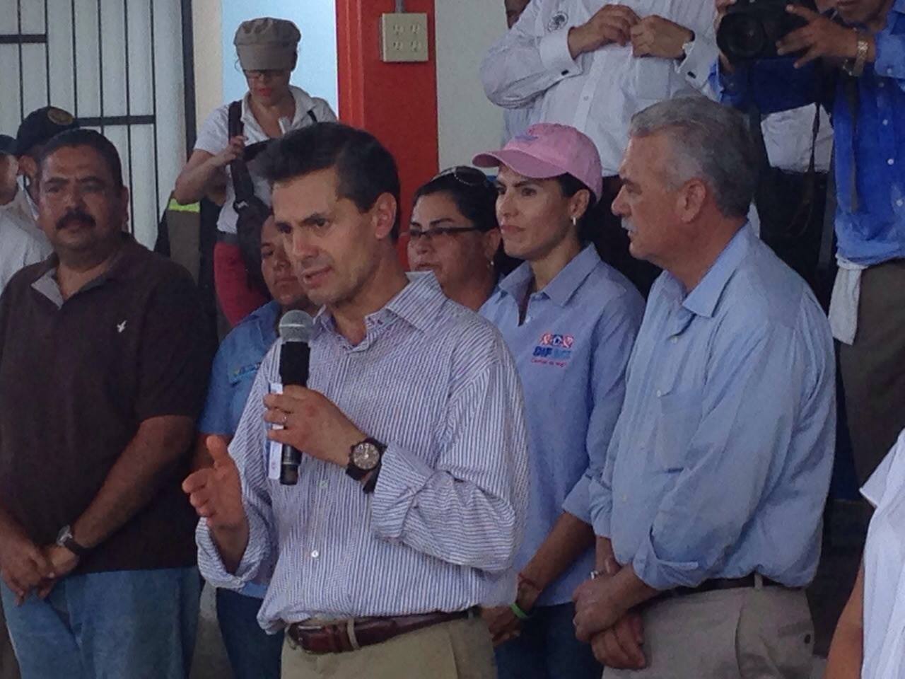 El presidente Enrique Peña Nieto además dio a conocer la implementación del programa empleo temporal y comedores comunitarios para atender a los afect