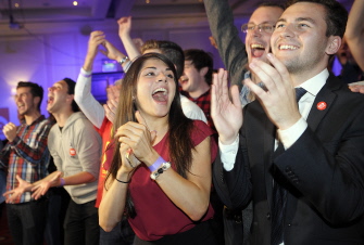 Seguidores unionistas celebran los primeros resultados que dan ventaja al "no" en Glasgow, Escocia