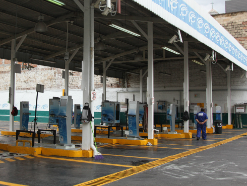 Cámaras de vigilancia en verificentros inhiben el robo de calcomanías vehiculares.