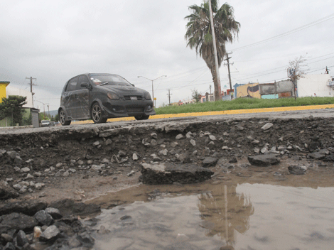 En toda la zona metropolitana es común ver los baches en las avenidas.