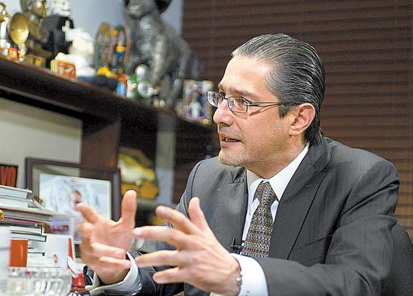 El funcionario del Estado de México en la entrevista con Carlos Marín para "El Asalto a la Razón".