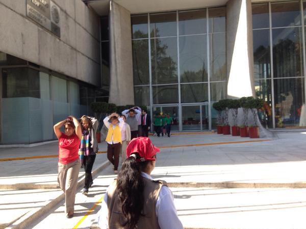 Personal de la Secretaría de Economía desaloja el edificio.