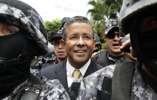 El ex presidente de El Salvador, Francisco Flores, acompañado a su casa para su arresto domiciliario