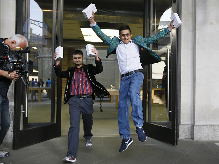  Sam Sheikh y Jameel Ahmed fueron los primeros comprar el nuevo iPhone 6 en la tienda de Apple en Londres.