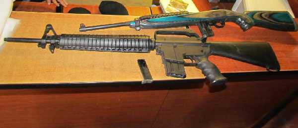 A los elementos policiales se les decomisaron armas de fuego.