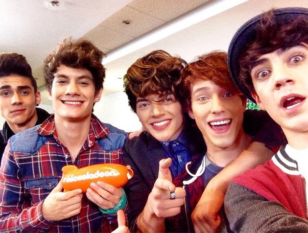 CD9 recibió dos blinds tras ganar en las categorías, Canción favorita con "Ángel cruel" y Artista latino favorito.