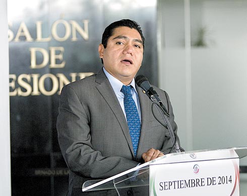 El coordinador de la bancada, Jorge Luis Preciado, insiste en una andanada contra el blanquiazul. 