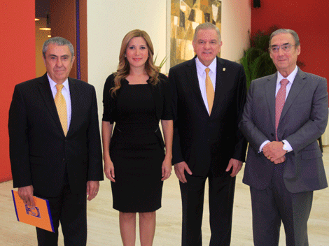 De izquierda a derecha, Alejandro Rodríguez, presidente de Sinergia Deportiva; la alcaldesa Margarita Arellanes; el rector Jesús Áncer Rodríguez; y Jo