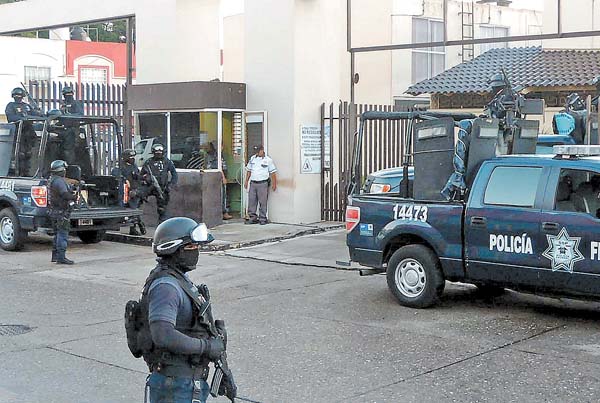 Policías federales a las afueras del fraccionamiento donde vivía Aquiles Gómez Martínez.