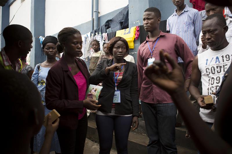 Unos sanitarios ofrecen consejos como parte de la campaña "puerta a puerta" respaldada por la ONU en Freetown, Sierra Leona