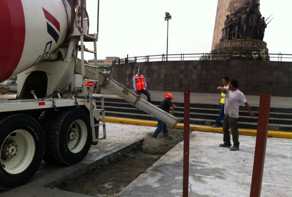 Se realizan reparaciones en la cinta asfáltica.