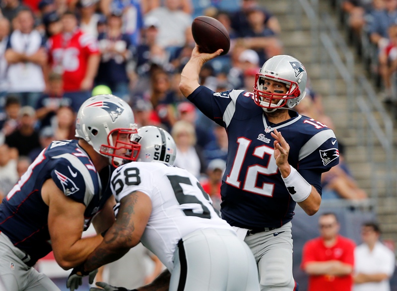 Brady no lució ante los Raiders