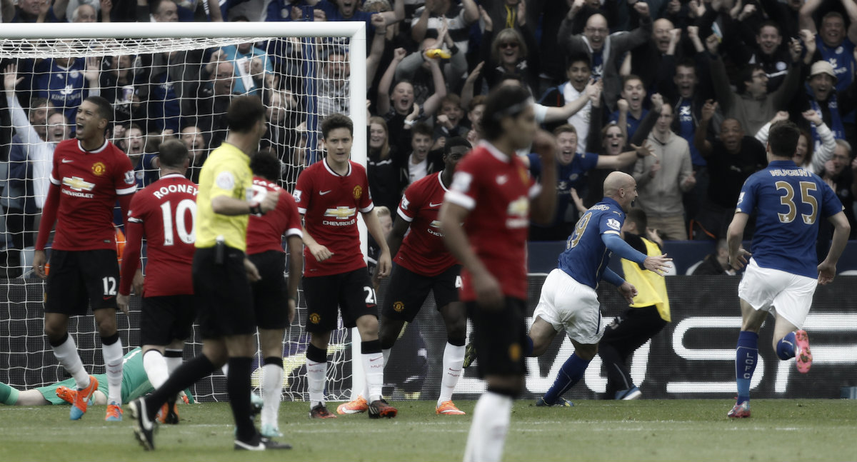 Celebración de Esteban Cambiasso tras anotar en el duelo ante el Manchester United 
