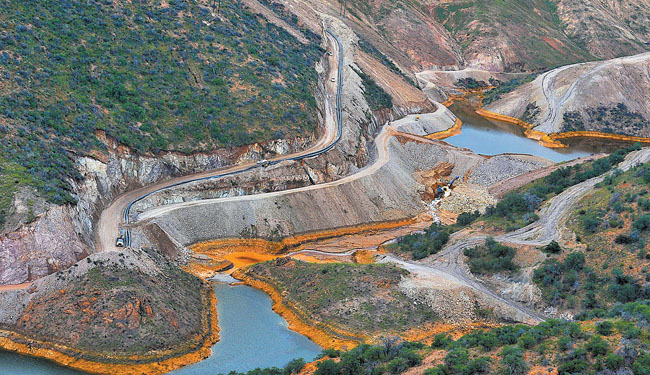 Estragos de la contaminación en el río Sonora, donde se vertieron 40 mil litros de material tóxico. 