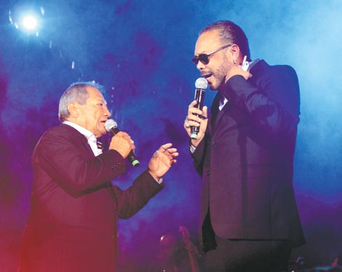 Los artistas deleitaron a los románticos de corazón con sus melodías. 