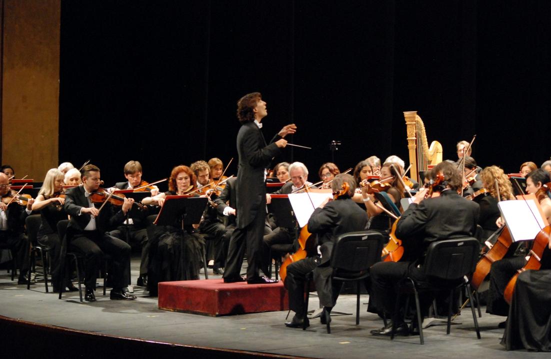La Orquesta Sinfónica de Minería y dirigida por el hijo de Sophia Loren, el director Carlo Ponti.