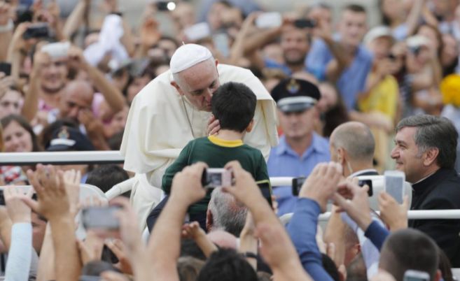El Papa Francisco besa a un niño albanés durante su visita hoy en Tirana