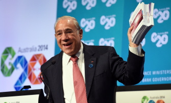 El secretario general de la OCDE, el mexicano Angel Gurría, enseña el documento con las recomendaciones fiscales