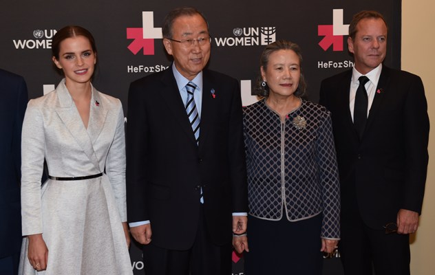 La actriz Emma Watson junto al secretario general de la ONU Ban Ki-moon , su esposa Madam Yoo Soon-taek y el actor Kiefer Sutherland