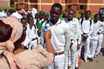 Alumnos de la Tundunwada Secondary School de Abuya, Nigeria, en un control de su temperatura como prevención de la epidemia de ébola