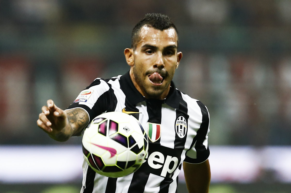 Carlos Tevez en el duelo frente a Milan 