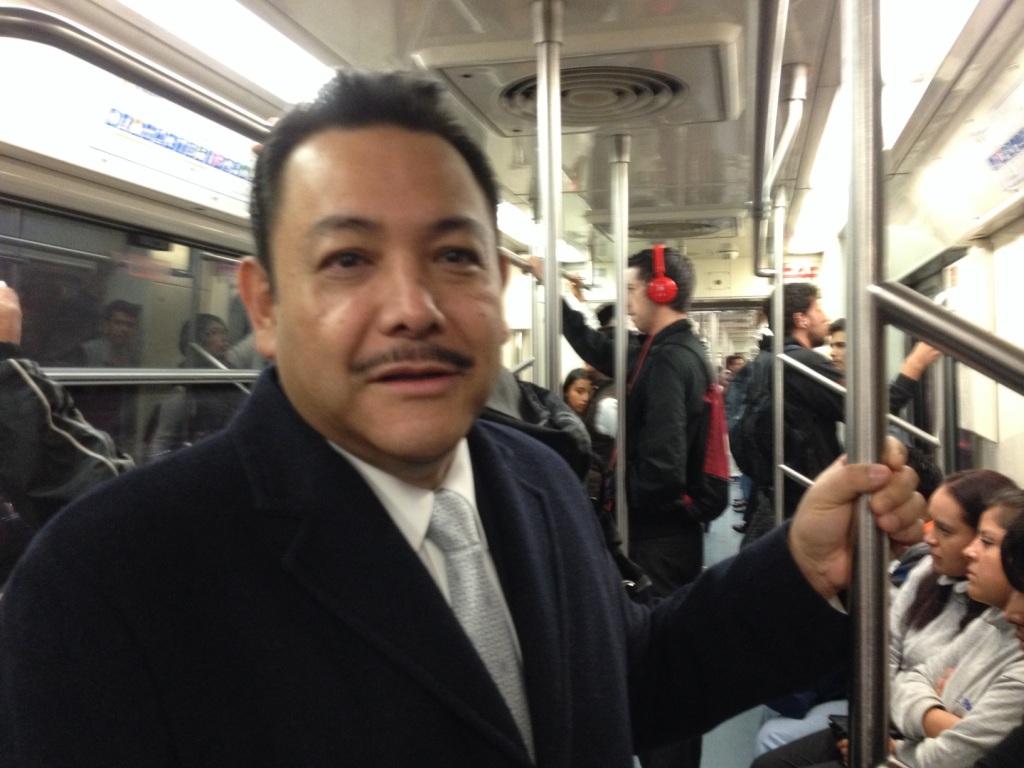 Héctor Serrano, secretario de Gobierno del DF, se trasladó en Metro para conmemorar el Día Mundial sin Auto.