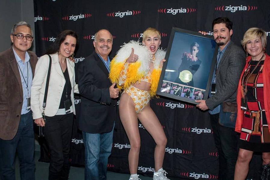 La cantante agradeció el disco de oro. 