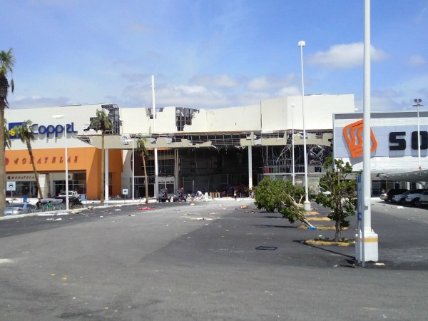 Los vecinos de Cabo San Lucas habían salido de sus casas para asaltar centros comerciales y tiendas en  busca de comida y agua. 
