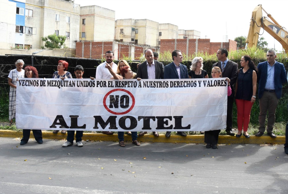 Vecinos y diputados se manifestaron en protesta de la construcción de un motel en la zona