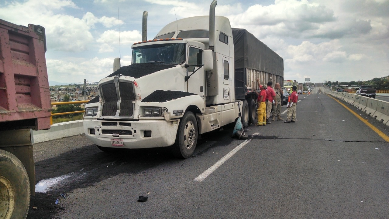El accidente originó el cierre de la vía en lo que se retiraban los vehículos involucrados