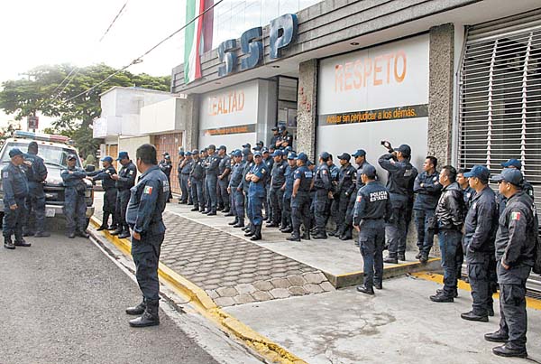 Agentes estatales bloquean la entrada de la sede policiaca.
