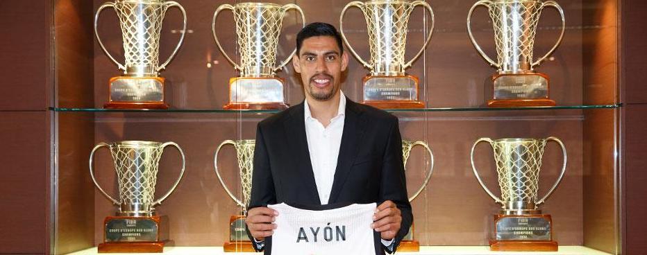 Ayón con su nueva camiseta