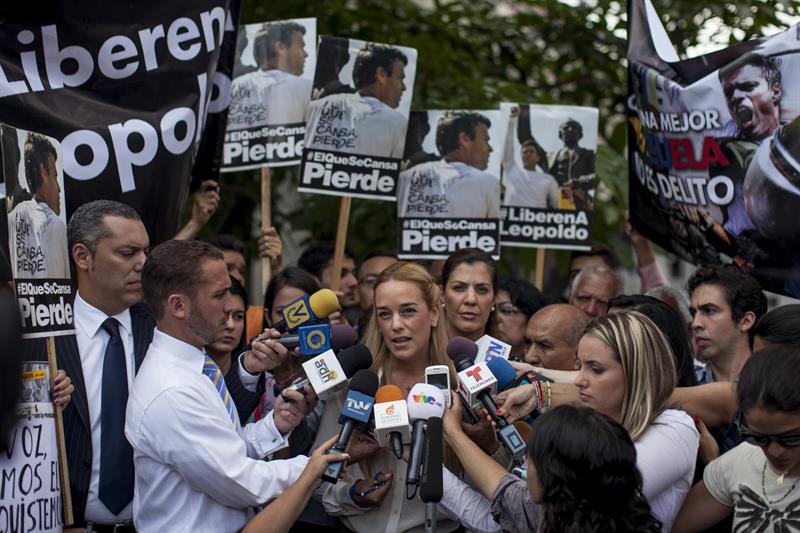 La esposa del opositor Leopoldo Lopez, Lilian Tintori (c), habla a la prensa hoy, en las inmediaciones del Palacio de Justicia en Caracas