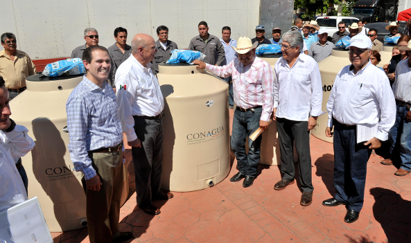 El gobernador encabezó la entrega de tinacos a los afectados por el derrame en el Río Sonora.