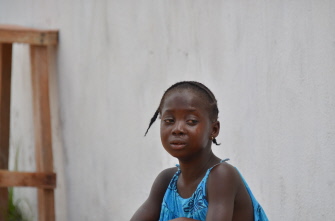Una niña liberiana llora ante la "Island Clinic", un nuevo centro de tratamiento del ébola abierto en Monrovia, tras morir su padre y su madre 