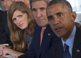 Obama, John Kerry (2d) y Samantha Power (i), antes de la reunión con cinco países árabes, en Nueva York
