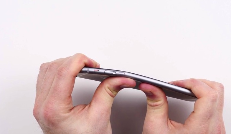 Prueba de que un iPhone 6 Plus se doblaron con ejercer presión sobre ellos.