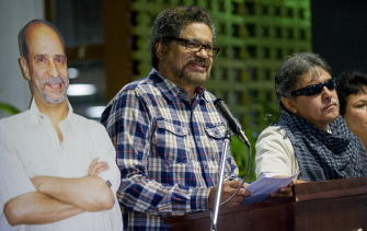 El comandante guerrillero Iván Márquez (c) lee hoy una declaración en el Palacio de Convenciones de La Habana
