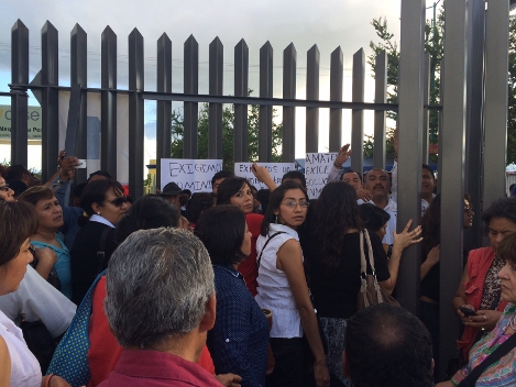 Empleados de la Cámara de Diputados y estudiantes de Bachilleres estuvieron seis horas retenidos por un grupo de habitantes de San Nicolás Mihuatlán.