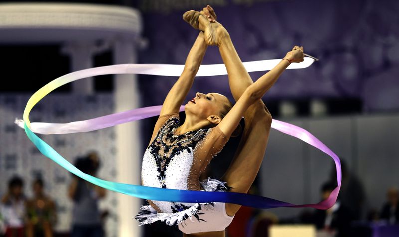La gimnasta rusa Yana Kudryavtseva realiza su ejercicio de cinta individual en los campeonatos del mundo de gimnasia rítmica en Turquía 