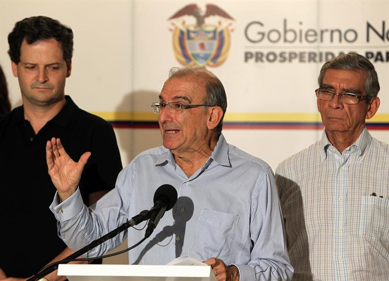 Humberto de La Calle (c) lee hoy en La Habana los borradores de los tres acuerdos parciales alcanzados con las FARC 