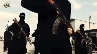 En esta imagen de video puesta por el EI en YouTube puede verse a reclutas del grupo islamista marchando en un lugar desconocido