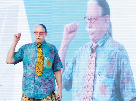 Llamó a los mexicanos a ser felices e infectar a los demás.