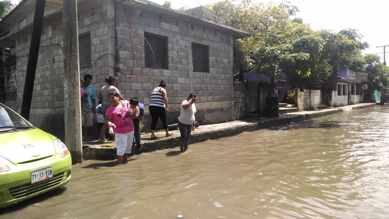 Vecinos del sector refieren que el agua sube de manera rápida.