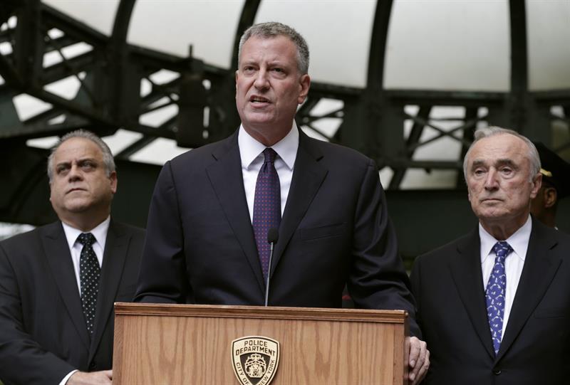 El alcalde de Nueva York, Bill de Blasio (c), habla durante una conferencia de prensa hoy en la estación de metro de Union Square 