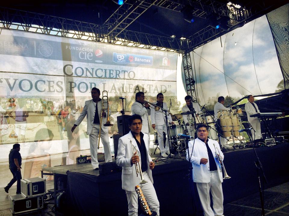 Los Ángeles Azules durante el concierto  para miembros del ejército mexicano y sus familias.