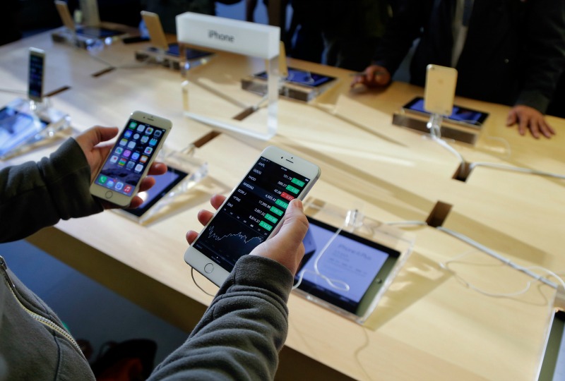 Un cliente revisa el iPhone 6 y el iPhone 6 Plus en una tienda de Apple.