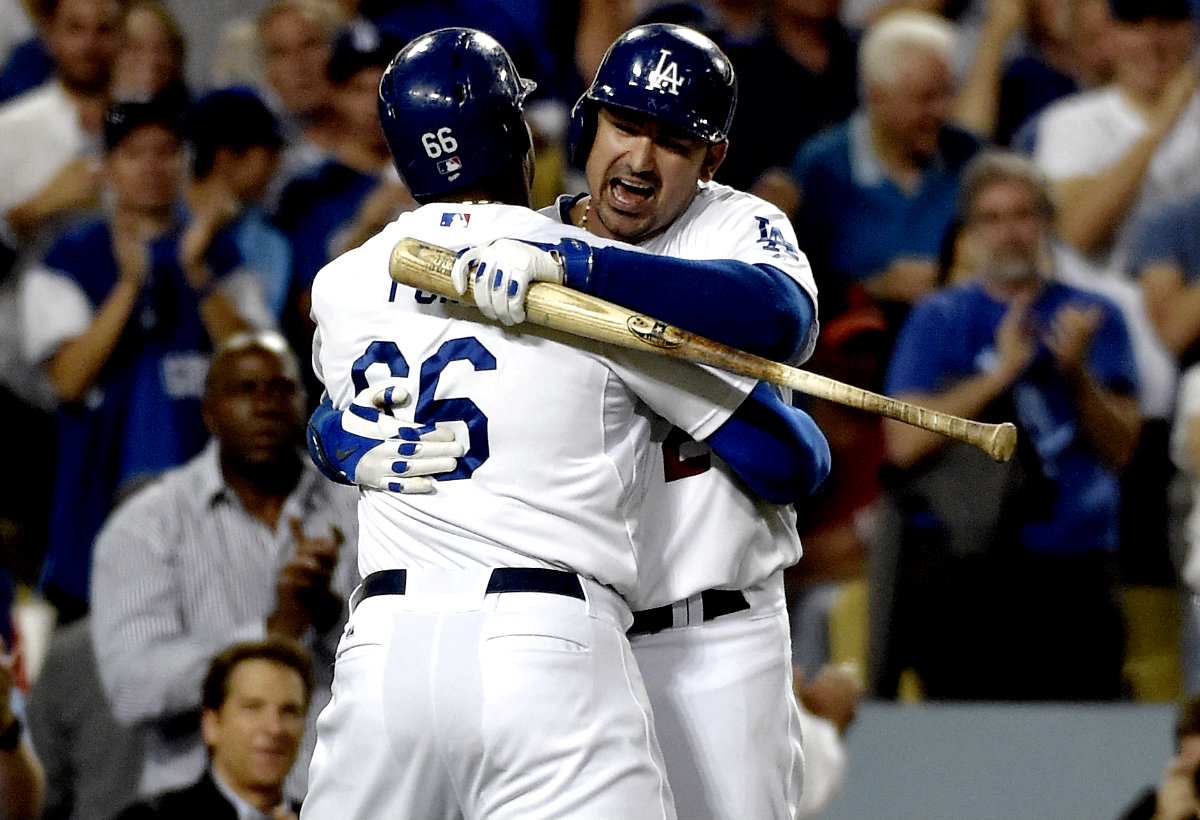 El abrazo de Yasiel Puig y Adrián González 