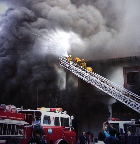 El fuego es controlado por los bomberos del lugar