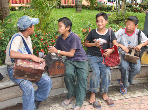 La mayoría de los niños trabajan como boleros. 